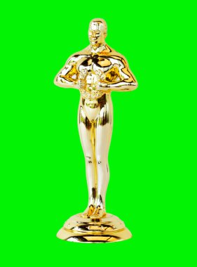 Altın Oscar ödüllü heykel yeşil ekranda izole edilmiş, başarı ve zafer konsepti.
