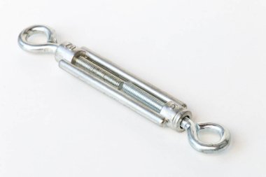 Beyaz arka plan üzerinde izole metal boyun kordonu
