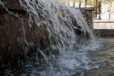 yapay şelale, şehir çeşmesi, yakın çekim akan su