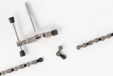 Sökülmüş bisiklet zinciri, zincir halkası çekici, araç, beyaz izole bir arka planda