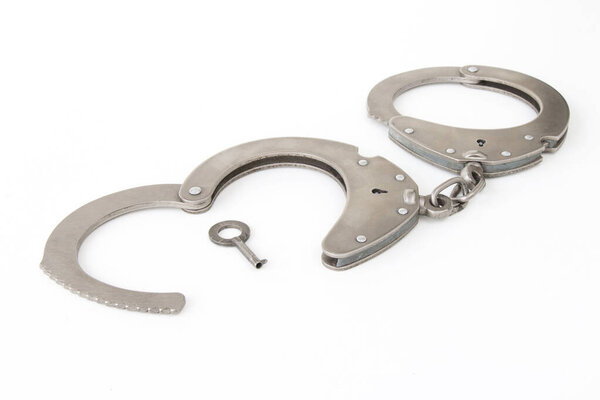 наручники с ключом в виде сердца, на белом изолированном фоне