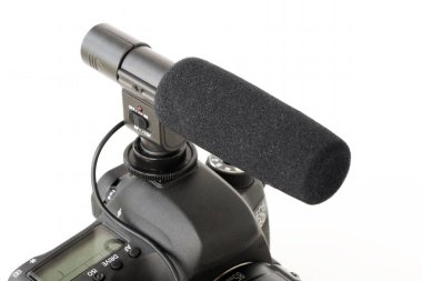 DSLR kamerasına beyaz izole bir arkaplan üzerine monte edilmiş ses mikrofonu