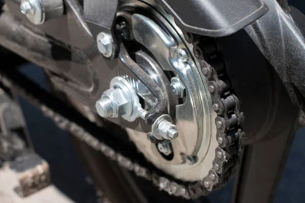 Detail Van Een Motorwiel Swingarm Tandwiel Achteraandrijfketting Die Het Motorvermogen — Stockfoto