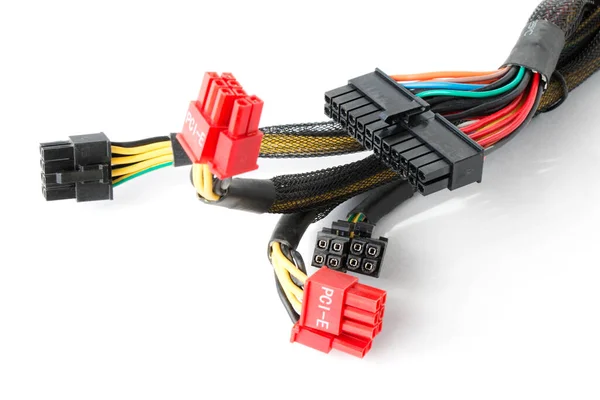 Bilgisayar kabloları ve bağlantıları, beyaz arkaplanda yakın plan