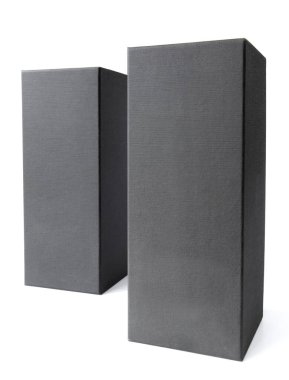 İzole edilmiş beyaz bir arka planda bir kutu şampanya şişesi.