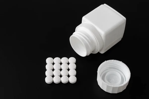 Fehér Tabletták Halmozott Egy Négyzet Mellett Egy Üveg Tabletták Sötét — Stock Fotó
