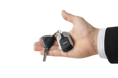 Elektrikli motorsikletin anahtarı beyaz üzerinde izole edilmiş bir işadamında.