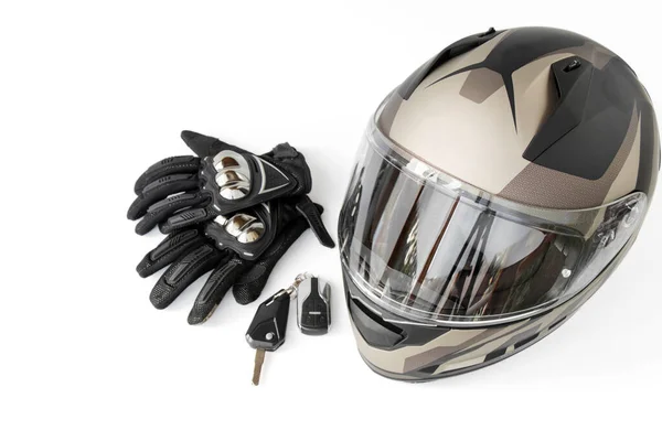 查看自行车配件 摩托车头盔 手套和钥匙 孤立的白色背景下摩托车梦的概念 — 图库照片