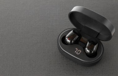 kablosuz kulaklıklar siyah desenli bir yüzey üzerinde