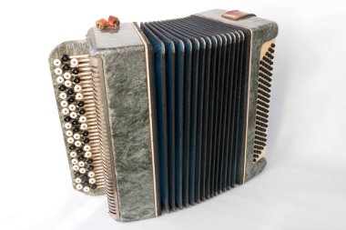 İzole edilmiş beyaz arka planda klasik müzik akordeonu