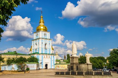 Güneşli yaz gününde Ukrayna 'nın başkenti Kyiv' deki Aziz Michael 'ın Altın Kubbe Manastırı ve Kiev Anıtı' nın manzarası. Ukrayna 'nın başkentinde popüler bir turizm merkezi.