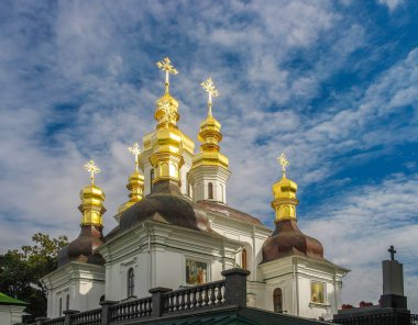 Ukrayna 'nın Kiev Pechersk Lavra Manastırı' ndaki Kutsal Bakire 'nin Doğumu Kilisesi' nin altın kupaları gökyüzüne karşı. UNESCO Dünya Mirası Alanı