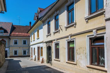 Slovenya 'nın ortaçağ kenti Kranj' ın Jenkova caddesinin manzarası güneşli bahar gününde eski tarihi evleri ile