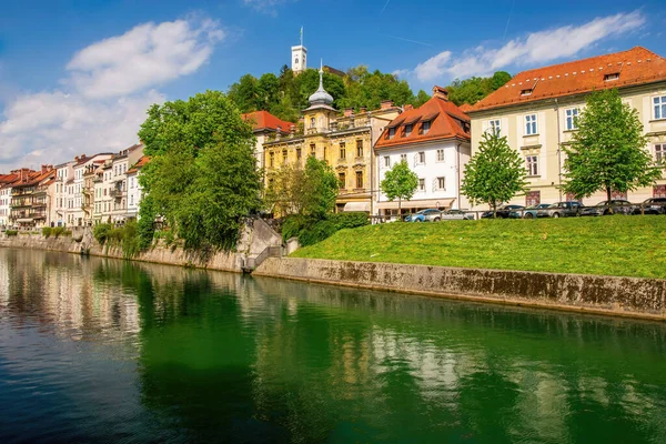 Ufer Des Flusses Ljubljanica Und Alte Gebäude Und Burgturm Historischen — Stockfoto