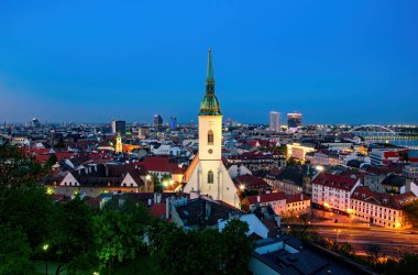 Alacakaranlıkta, Slovakya Bratislava şehir merkezinin panoramik görünümü. Ön plan üzerinde St. Martin's Cathedral