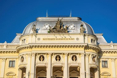Eski Ulusal Bratislava Tiyatrosu 'nun ana cephesi, Slovakya. Slovakça 'Slovakya Ulusal Tiyatrosu'