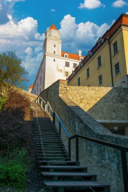 Slovakya 'nın başkenti Bratislava Kalesi' ne çıkan merdivenler. Gökyüzünde pofuduk bulutlar