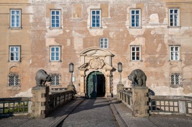 Çek Cumhuriyeti 'nin Nove Mesto nad Metuji kalesinin girişindeki taş heykeller..