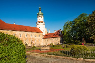 Güneşli yaz gününde Çek Cumhuriyeti 'nin Nove Mesto nad Metuji kalesinin çarpıcı manzarası