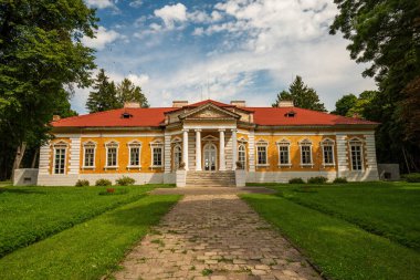 Eski parktaki antik sarayın manzarası, Samchyky, Khmelnytskyi bölgesi, Ukrayna. Popüler turist eğlencesi. Gökyüzünde resim gibi bulutlar