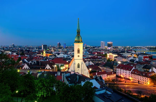 Panoráma Bratislava City Center Twilight Szlovákia Előtérben Martin Cathedral — Stock Fotó