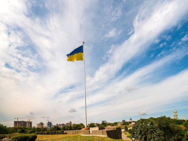 Ukrayna 'nın başkenti Kyiv' in bayrak direğindeki en büyük Ukrayna bayrağı. Resimli mavi gökyüzü arkaplanı