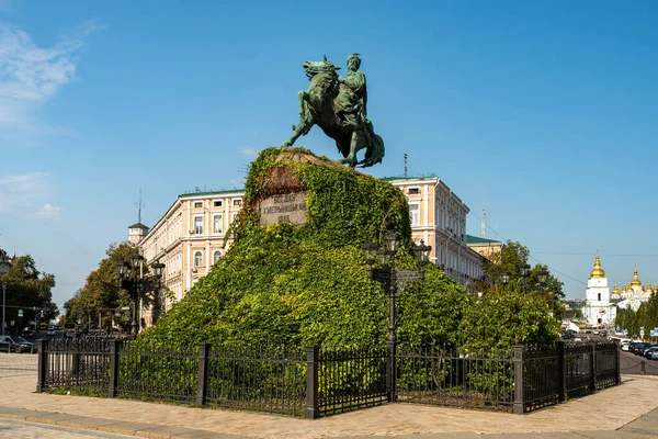 Διάσημο Μνημείο Hetman Bohdan Khmelnytsky Κατά Του Μπλε Ουρανού Κίεβο — Φωτογραφία Αρχείου