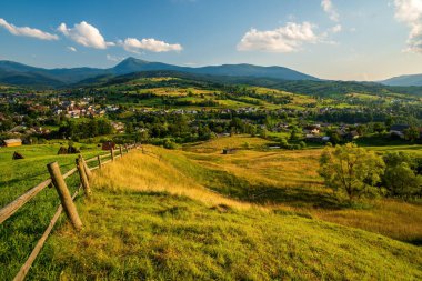 Güneşli yaz akşamında dağ vadisinin manzarası. Lazeshchyna köyü, Transcarpathian bölgesi, Ukrayna. Arka planda Chornohora dağ sırası