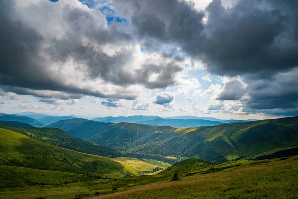 Górska Dolina Oświetlona Światłem Słonecznym Góry Karpackie Ukraina Mała Górska — Zdjęcie stockowe