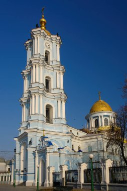 Sumy, Ukrayna 'daki Dönüşüm Katedrali' nin manzarası. Uzun barok çan kulesi ve klasik nave. Sumy Ukrayna 'da popüler bir seyahat merkezidir.