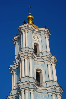 Sumy, Ukrayna 'daki Dönüşüm Katedrali' nin Barok çan kulesi. Sumy Ukrayna 'da popüler bir seyahat merkezidir.