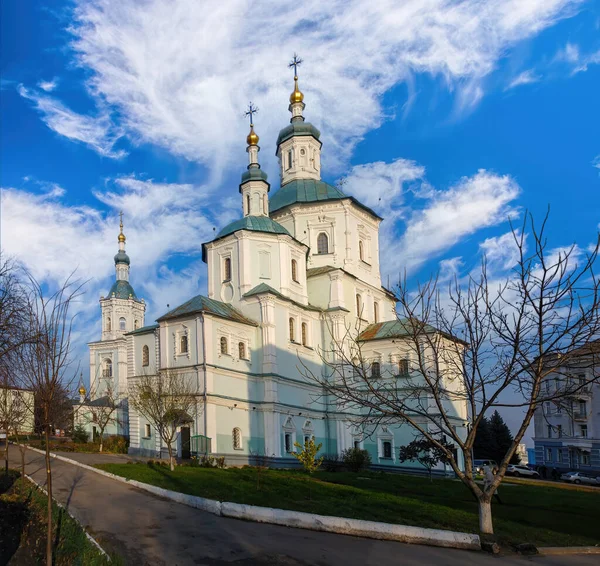 乌克兰苏美复活教堂与风景如画的天空相对照的场景 复活教堂是苏美最古老的建筑 也是乌克兰巴洛克的一个很好的例子 — 图库照片