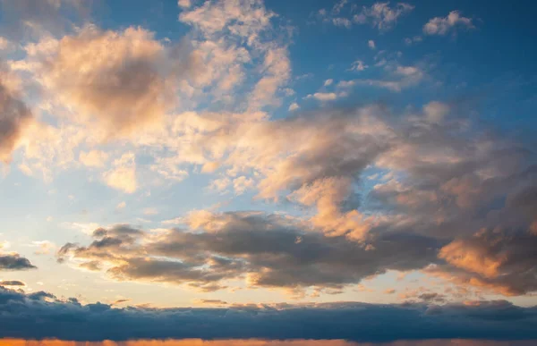 Величні Хмари Горять Під Час Заходу Сонця Небесний Фон Ліцензійні Стокові Фото