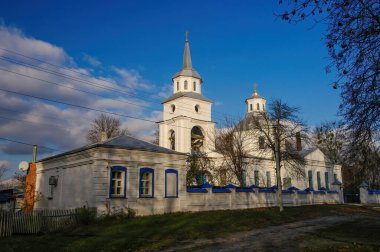 Trostyanets, Sumy area, Ukrayna 'daki hististik beyaz Annunciation Church manzarası güneş ışığıyla aydınlandı