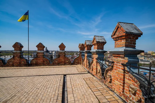 絵のように美しい空の下でルツク城の入り口 Lubartの タワーの上にルネサンスのメロンとウクライナの旗 ルツク ウクライナ ルツク城は ウクライナの人気の観光スポットです — ストック写真