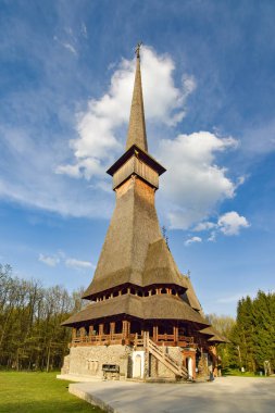 Sapanta-Peri manastırında Avrupa'nın en yüksek ahşap çan kulesine sahip geleneksel Maramures neo-gotik ahşap kilise, Romanya