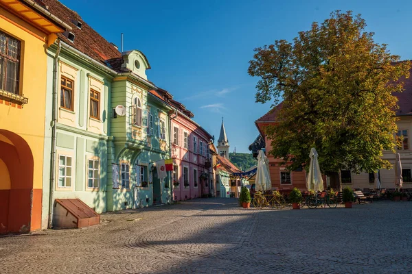 Romanya 'nın Transilvanya bölgesinin tarihi Sighisoara kasabasının merkezindeki Citadel Meydanı' ndaki (Piata Cetatii) renkli evler. UNESCO dünya mirası sahası