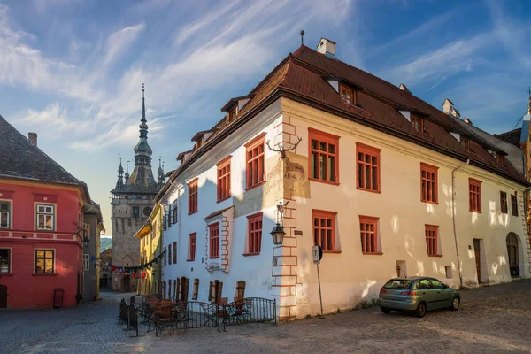 Romanya 'nın Transilvanya kentinin Sighisoara kentinin merkezindeki tarihi Geyik Evi (Casa cu Cerb) ve Saat Kulesi' nin (Turnul cu Ceas) manzarası. UNESCO dünya mirası sahası.