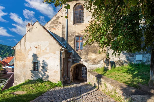 Sighisoara 'nın ana sembollerinden biri olan ünlü Saat Kulesi' nin arka cephesi. Transilvanya bölgesi, Romanya. UNESCO dünya mirası sahası.