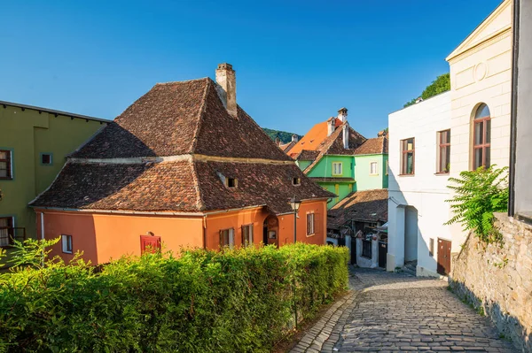 Romanya 'nın Transilvanya bölgesindeki Sighisoara şehrinde taş döşeli ortaçağ caddeleri. Döşeme çatılı renkli evler. Vlad Dracula 'nın doğduğu yer. UNESCO dünya mirası sahası