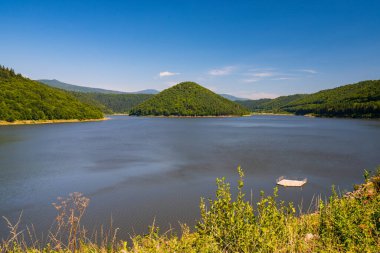 Tarnava Mare nehri üzerinde Yapay göl Zetea, Doğu Karpatlar, Romanya güneşli yaz gününde