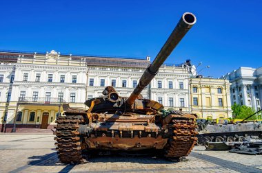 2022 'de Rusya' nın Ukrayna 'yı işgali sırasında Ukrayna ordusu tarafından paslı Rus tankı yakıldı. Ukrayna 'nın başkenti Kyiv' de..