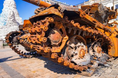 2022 'de Rusya' nın Ukrayna 'yı işgali sırasında Ukrayna ordusu tarafından yakılan paslı Rus tankı parçası. Ukrayna 'nın başkenti Kyiv' de. Kırık paslı izler ve erimiş tekerlekler.