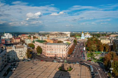 Hetman Bohdan Khmelnytsky Anıtı ve Ukrayna 'nın başkenti Kyiv' deki St. Michael 's Golden Domed Manastırı ile Sophia Meydanı. Aziz Sophia Katedrali 'nin çan kulesinden manzara
