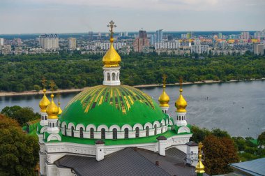 Kyiv Pechersk Lavra Manastırı Rafineri Kilisesi 'nden Cupola. Dinyeper nehri ve nehrin sol tarafındaki yerleşim alanları, Kyiv, Ukrayna. Yüksek açı. UNESCO Dünya Mirası Alanı