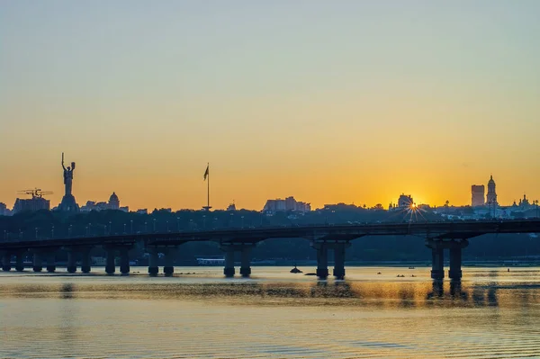 夕暮れ時のウクライナ キエフのドニエプル川を渡る伝説的な金属パトン橋の風景 — ストック写真