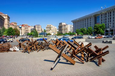 KYIV, UKRAINE - 24 Mayıs 2022: Rusya 'nın 2022 yılında Ukrayna' yı işgali sırasında Ukrayna 'nın başkenti Kyiv' deki Independence Meydanı 'nda tanksavar kirpileri