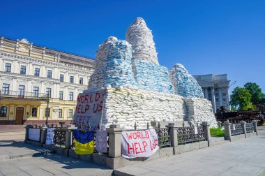 KYIV, UKRAINE - 24 Mayıs 2022: 2022 'de Rusya' nın Ukrayna 'yı işgali sırasında meydana gelebilecek olası bir bombardıman korkusuyla Prenses Olga' nın kum torbalarıyla kaplı anıtı. Kyiv, Ukrayna