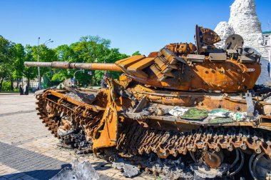 2022 'de Rusya' nın Ukrayna 'yı işgali sırasında Ukrayna ordusu tarafından yok edilen Rus tankı. Ukrayna 'nın başkenti Kyiv' de..