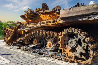 2022 'de Rusya' nın Ukrayna 'yı işgali sırasında Ukrayna ordusu tarafından yakılan paslı Rus tankı parçası. Ukrayna 'nın başkenti Kyiv' de. Kırık paslı izler ve erimiş tekerlekler.